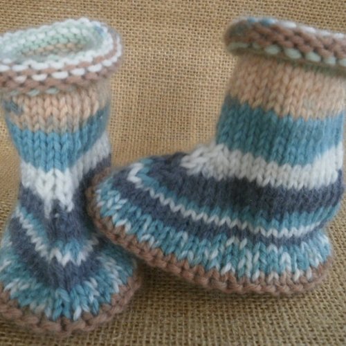 Chaussons pour bébé tricotés main , laine autorayante multicolore  , taille 3/6 mois