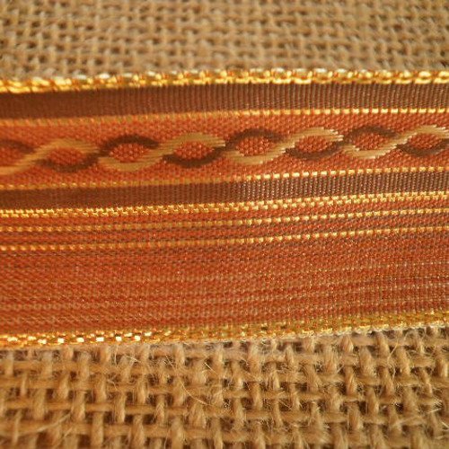 Deux mètres de ruban  en synthetique  , rayé brique , doré  et marron , taille 27 mm