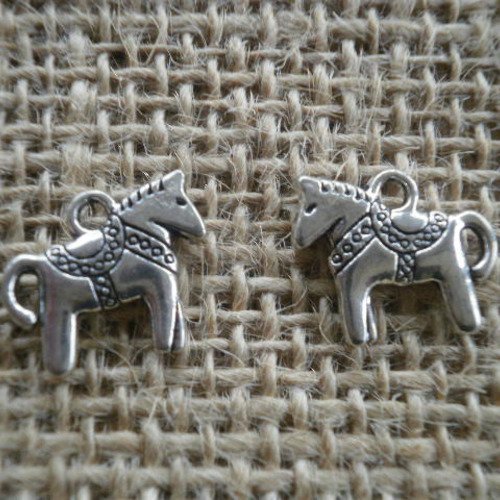 Lot de 2 breloques "poney" en métal argenté  , taille 1,5 x 1 cm