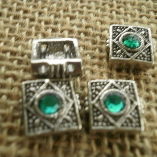 Lot de 4 perles  en métal argenté , forme carrée avec un strass vert  , taille 10  mm