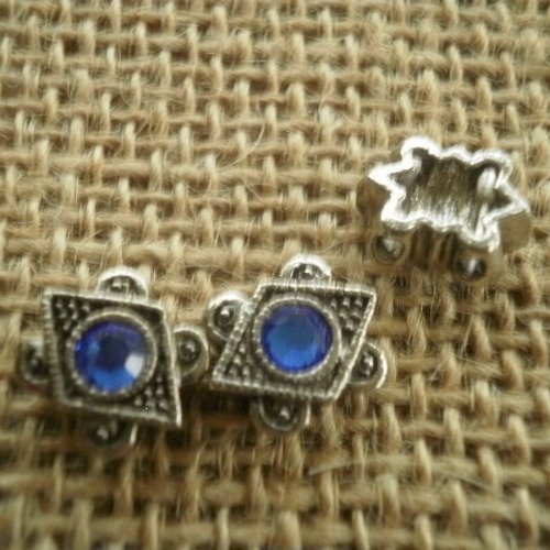Lot de 3 perles  en métal argenté , forme losange avec un strass bleu  , taille 12 x 10  mm