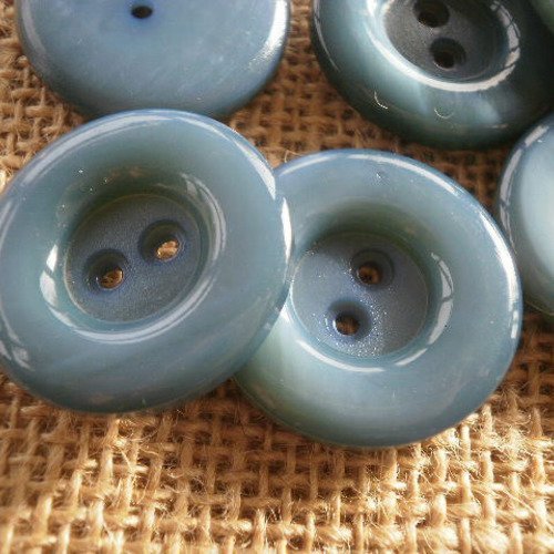 Lot de deux boutons ronds  à deux trous en plastique  , coloris bleu marbré , diamètre 28 mm