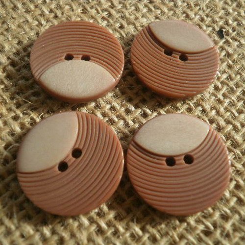 Lot de 4 boutons  ronds  à deux trous  en plastique  , coloris marron , diamètre  19 mm