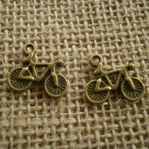 Lot de 2 breloques "vélo" en métal bronze , taille 17 / 15 mm