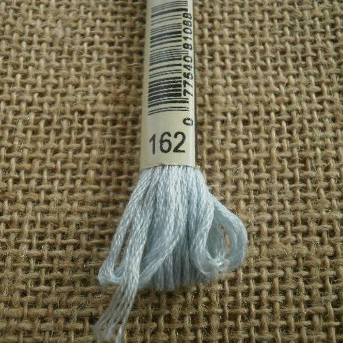 Echevette de fil mouliné  25 en coton  dmc ,  coloris 162 bleu clair