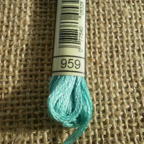 Echevette de fil mouliné  25 en coton  dmc ,  coloris 959 vert d'eau