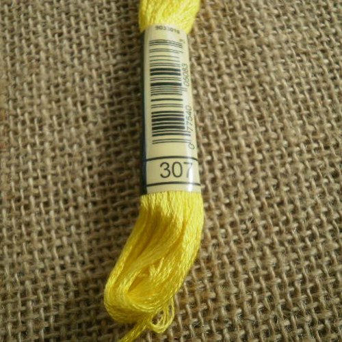 Echevette de fil mouliné  25 en coton  dmc ,  coloris 307 jaune