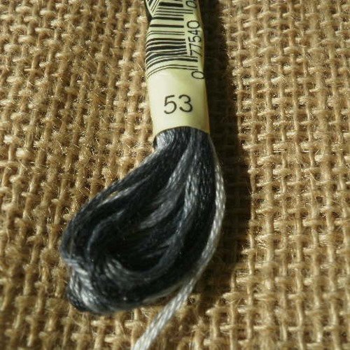Echevette de fil mouliné  25 en coton  dmc ,  coloris 53 gris changeant