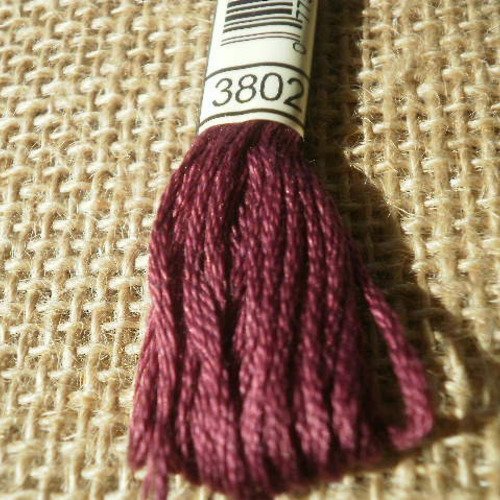 Echevette de fil mouliné  25 en coton  dmc ,  coloris 3802 bordeaux
