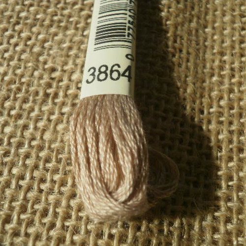 Echevette de fil mouliné  25 en coton  dmc ,  coloris 3864 beige rosé