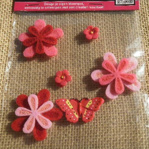 Planche de 6 stickers "fleurs et papillon" en feutrine et platre  , coloris rose , fuchsia et rouge