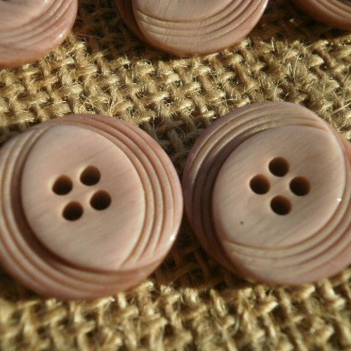 Lot de 2 boutons  ronds en plastique , coloris beige rosé , motif ovale  , diamètre  20 mm