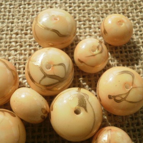Lot de 10 perles de forme ronde en plastique  , coloris saumon , écru et doré  , diamètre 15 et 20  mm