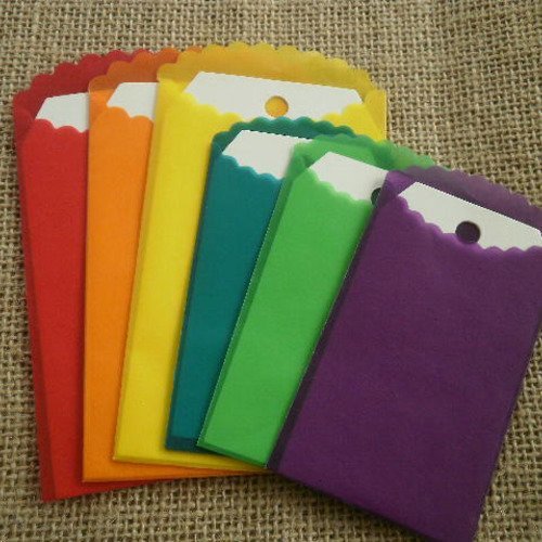 Sachet de 6 étiquettes tags avec une pochette   ,  coloris  blanc et multicolore  , tailles 9 x 5 et 11,5 x 6,5   cm