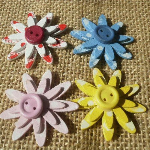 Lot de 4 stickers fleurs  en bois  , coloris rouge , bleu , rose et jaune  , taille 4 cm
