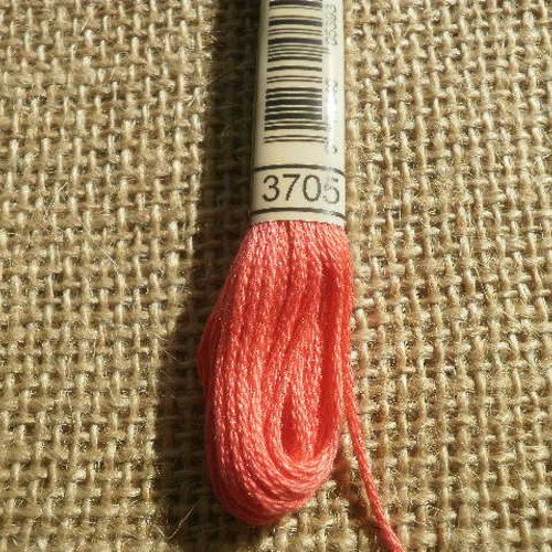 Echevette de fil mouliné  25 en coton  dmc ,  coloris 3705  corail
