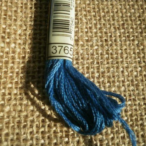 Echevette de fil mouliné  25 en coton  dmc ,  coloris 3765 bleu