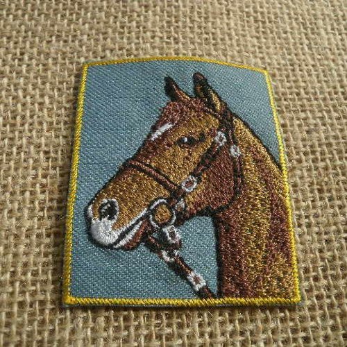 Application thermocollante rectangle , motif "cheval" , coloris gris vert   , marron et jaune , taille  6/4,8  cm