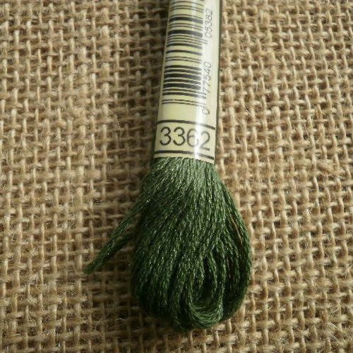 Echevette de fil mouliné  25 en coton  dmc ,  coloris 3362 vert