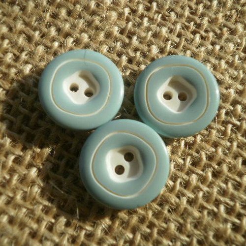 Lot de  3 boutons ronds à deux trous  , coloris bleu clair et blanc , diamètre 15 mm