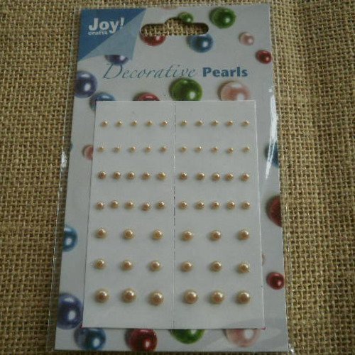 Plaque de 70 demi perles nacrées en plastique , coloris beige , différentes tailles