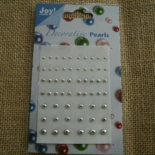Plaque de 70 demi perles nacrées en plastique , coloris argent , différentes tailles