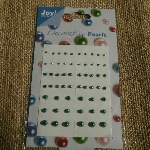Plaque de 70 demi perles nacrées en plastique , coloris vert , différentes tailles