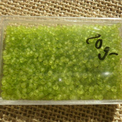 Boite de 20 grammes de perles de rocailles  , taille 2 mm  , coloris vert mat