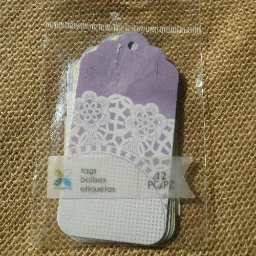 Sachet de 12 étiquettes tags   ,  coloris multicolore motif dentelle fleur blanc  , taille  9,5 x 4,5 cm