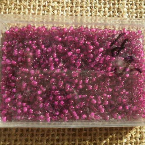 Boite de 18 grammes de perles de rocailles semi transparentes , taille 2 mm  , coloris fuchsia