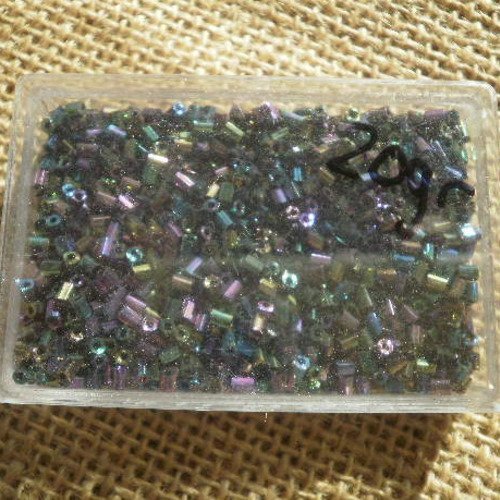 Boite de 20 grammes de perles de rocailles minis tubes , taille 2 x 3 mm  , coloris changeant violet , vert ....