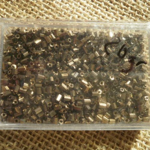 Boite de 20 grammes de perles de rocailles minis tubes , taille 2 x 3 mm  , coloris bronze marron