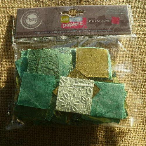 Sachet de 50 grammes de papiers décoratifs carrés , coloris vert ,  taille 3,7 cm