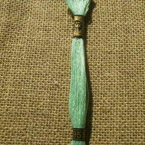 Echevette ancienne de fil mouliné  25 en coton  dmc ,  coloris 955 vert clair