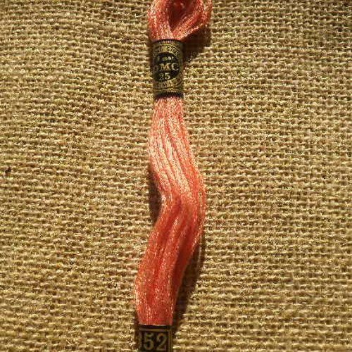 Echevette ancienne de fil mouliné  25 en coton  dmc ,  coloris 352 corail