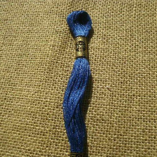 Echevette ancienne de fil mouliné  25 en coton  dmc ,  coloris 797 bleu