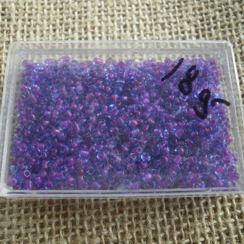 Boite de 18 grammes de perles de rocailles semi transparentes , taille 2 mm  , coloris violet et fuchsia