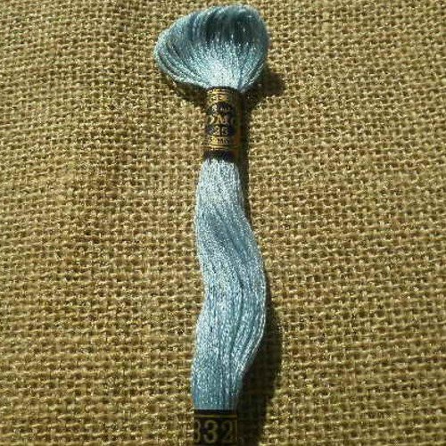 Echevette ancienne de fil mouliné  25 en coton  dmc ,  coloris 3325 bleu clair