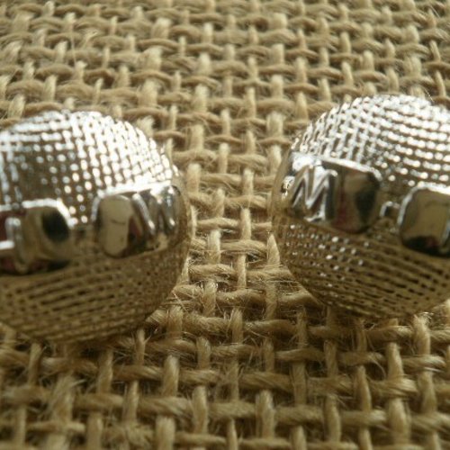 Lot de 2 boutons  en imitation métal argenté , avec un motif  , diamètre 16 mm