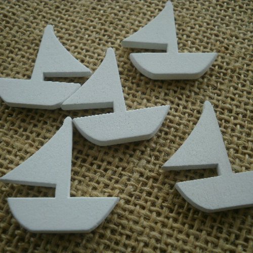 Lot de 5 bateaux en bois ,  coloris blancs , taille 3 x 3 cm