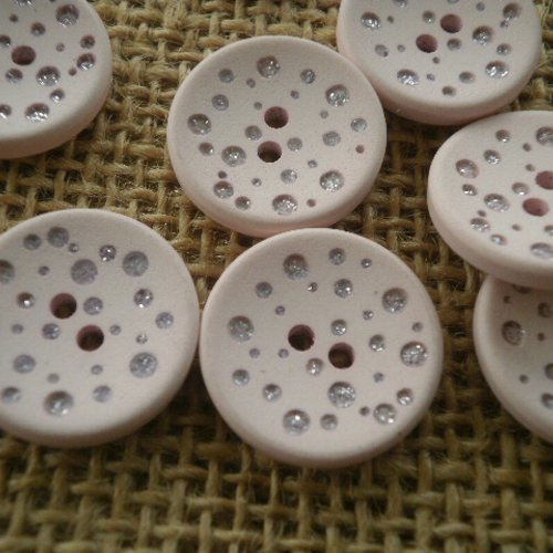 Boutons ronds x 2 en plastique , coloris rose pale  , motifs ronds argentés , diamètre 18 mm