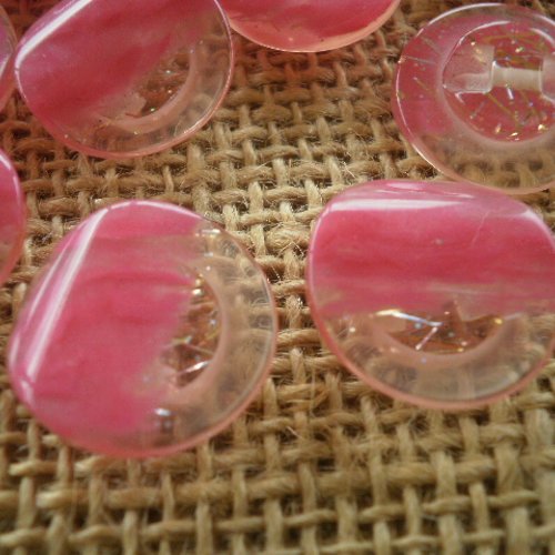 Boutons  ronds x 2  , coloris rose marbré avec une partie  transparente  paillettée , taille 18 mm