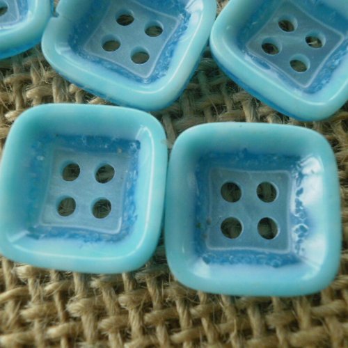 Boutons carrés x 2 à quatres trous , coloris bleu à tons changeants , taille 15 mm