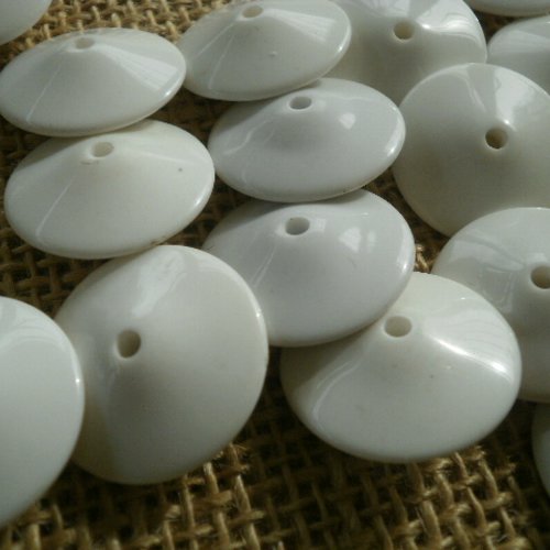 Perles rondes plates x 6 en plastique  , coloris blanc , taille 22 mm 