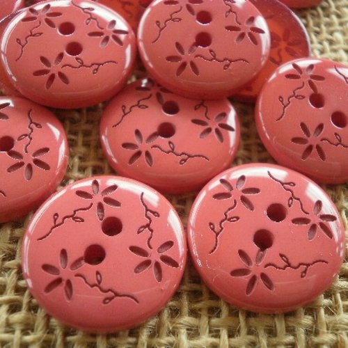 Boutons ronds en plastique  , coloris rouge motifs fleurs , diamètre 18 mm