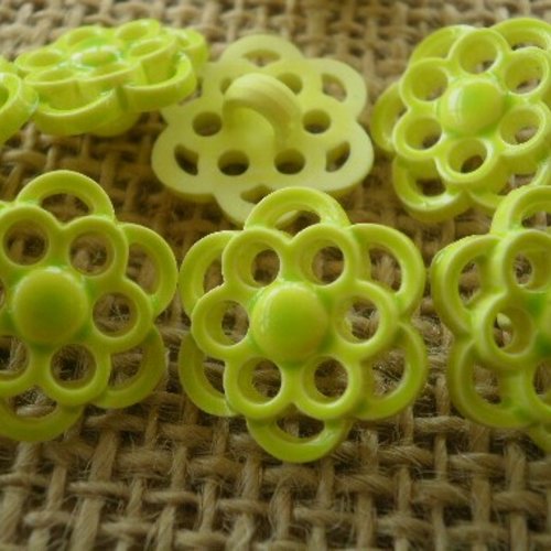 Boutons fleurs x 2 en plastique , coloris vert anis  , taille 16 mm