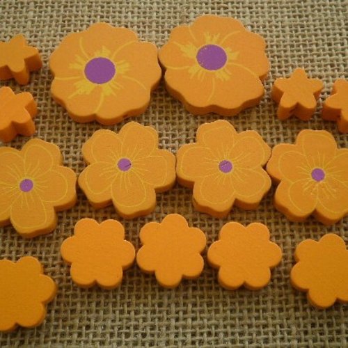 Assortiment de 16 perles fleurs et étoiles en bois , coloris orange 