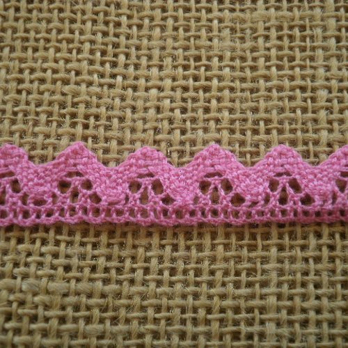 Dentelle en coton , coloris rose bonbon , avec un bord à motifs picots 