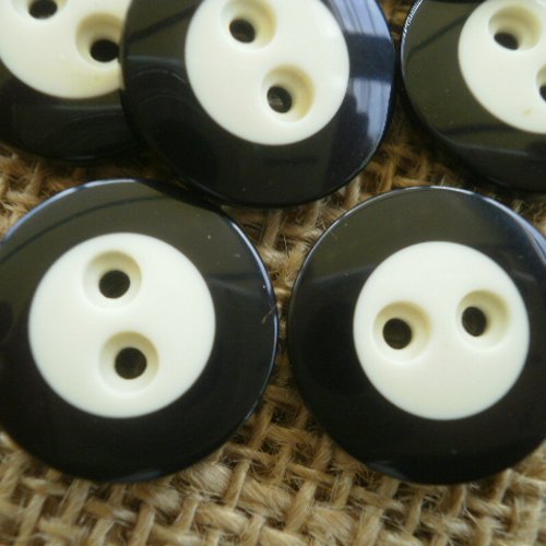Boutons ronds x 2  à deux trous  en plastique  , coloris écru et noir  , diamètre 18 mm