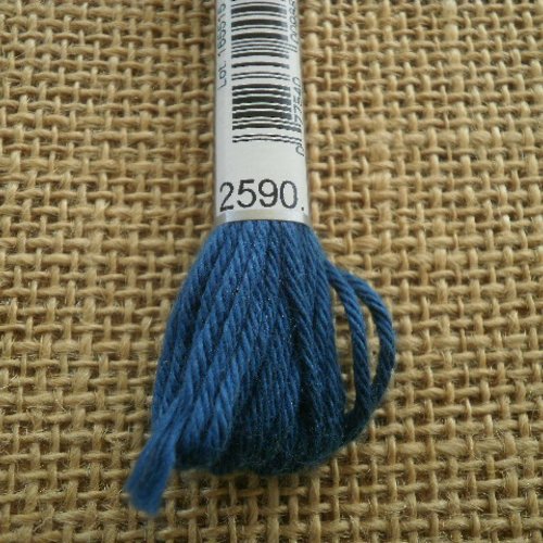 Echevette  de coton à canevas  retors dmc , numero 4  , coloris 2590 bleu pétrole 